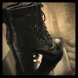 Guess combat boot/black ankle boot